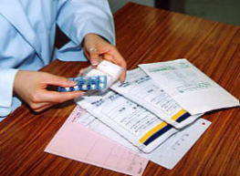 店頭にて患者さんへ薬剤情報の説明、お薬の再度の確認、薬歴簿へ記入